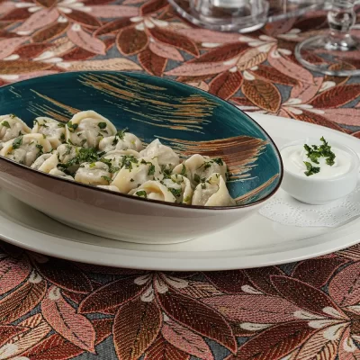 Татарские колдуны (пельмени) с бараниной, кинзой и чесночно-сметанным соусом от Ресторана «Кухмистр»