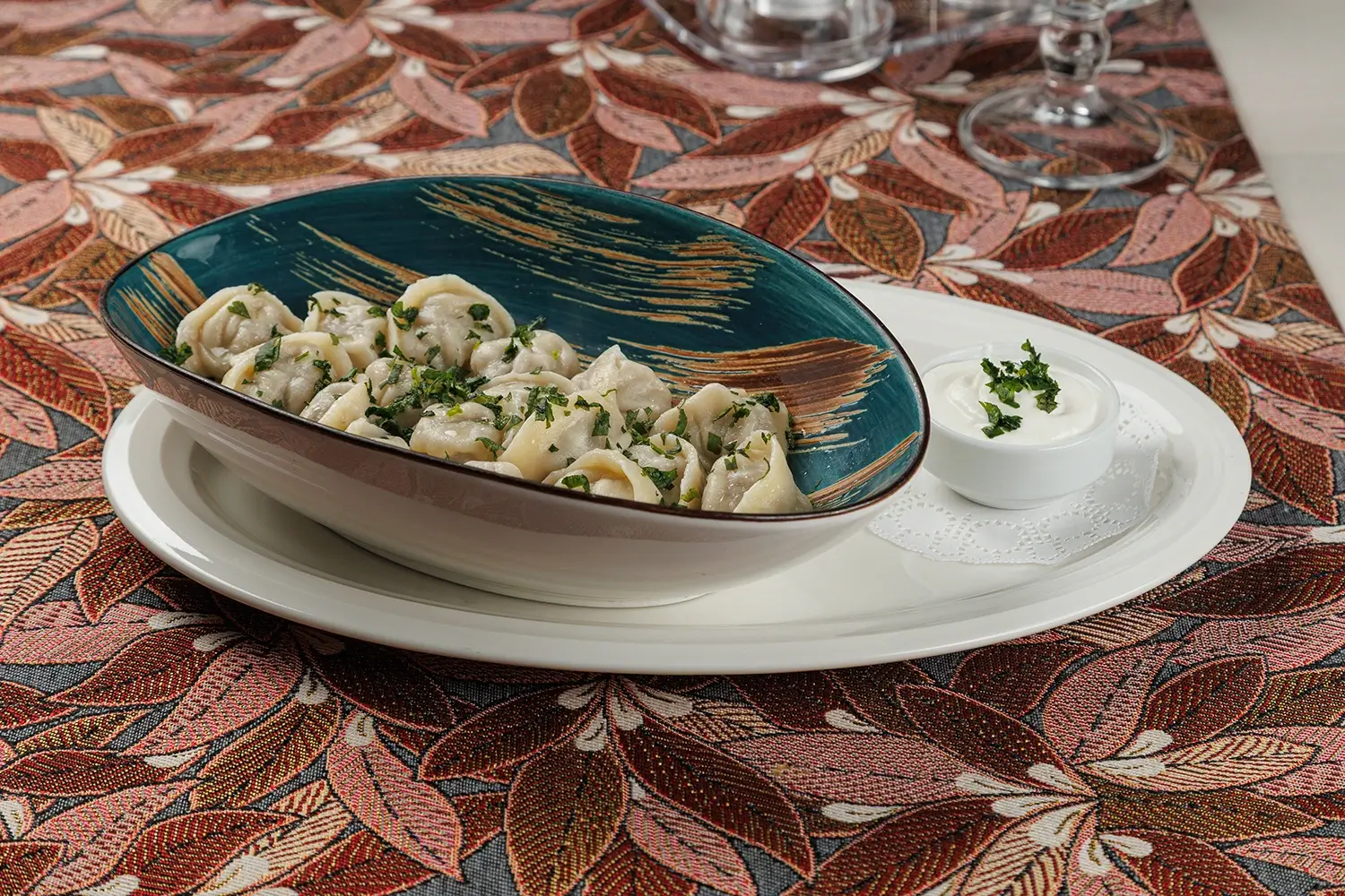 Татарские колдуны (пельмени) с бараниной, кинзой и чесночно-сметанным соусом от Ресторана «Кухмистр»