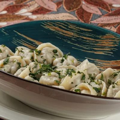 Татарские колдуны (пельмени) с бараниной, кинзой и чесночно-сметанным соусом от Ресторана «Кухмистр»