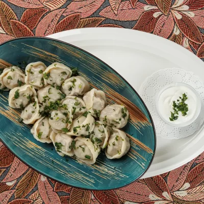 Татарские колдуны (пельмени) с бараниной, кинзой и чесночно-сметанным соусом от Ресторана «Кухмистр»