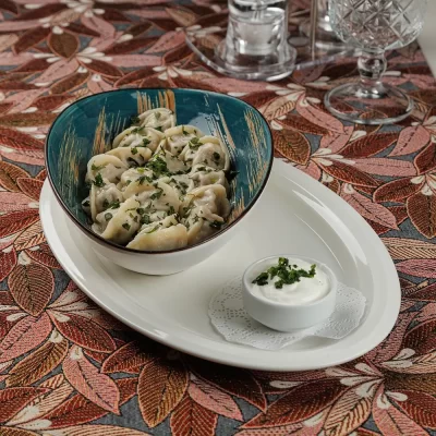 Татарские колдуны (пельмени) с бараниной, кинзой и чесночно-сметанным соусом от Ресторана «Кухмистр»