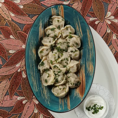 Татарские колдуны (пельмени) с бараниной, кинзой и чесночно-сметанным соусом от Ресторана «Кухмистр»