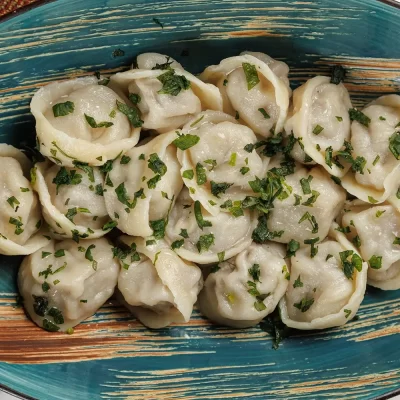 Татарские колдуны (пельмени) с бараниной, кинзой и чесночно-сметанным соусом от Ресторана «Кухмистр»