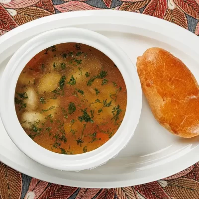 Уха с рыбными «галками» (рус. фрикадельками) из трёх видов рыбы: лосося, судака и щуки – от Ресторана «Кухмистр»