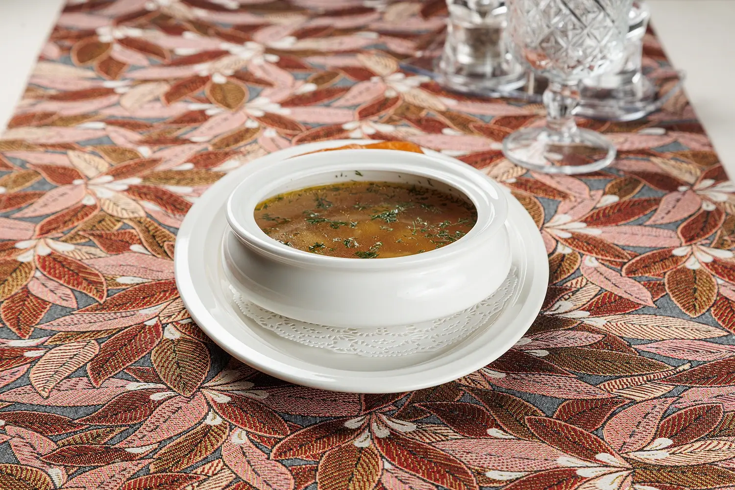 Уха с рыбными «галками» (рус. фрикадельками) из трёх видов рыбы: лосося, судака и щуки – от Ресторана «Кухмистр» Уха с рыбными «галками» (рус. фрикадельками) из трёх видов рыбы: лосося, судака и щуки – от Ресторана «Кухмистр»