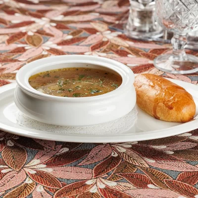 Уха с рыбными «галками» (рус. фрикадельками) из трёх видов рыбы: лосося, судака и щуки – от Ресторана «Кухмистр»