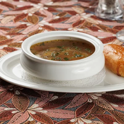 Уха с рыбными «галками» (рус. фрикадельками) из трёх видов рыбы: лосося, судака и щуки – от Ресторана «Кухмистр»