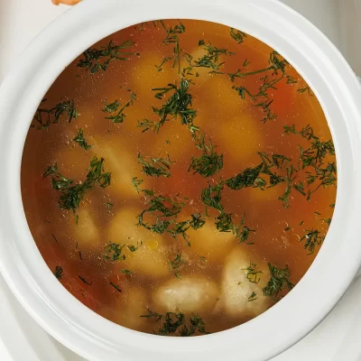 Уха с рыбными «галками» (рус. фрикадельками) из трёх видов рыбы: лосося, судака и щуки – от Ресторана «Кухмистр»