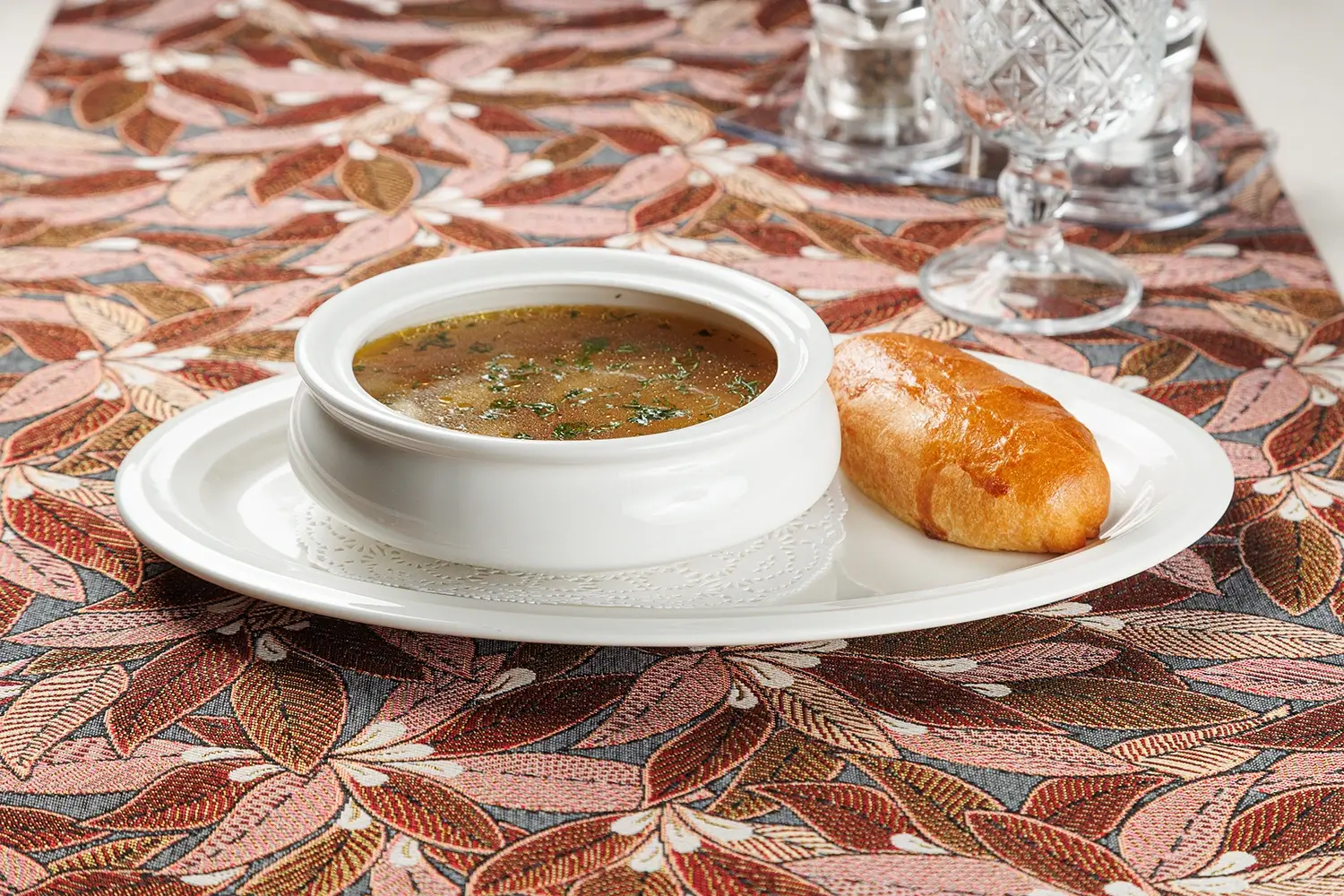 Уха с рыбными «галками» (рус. фрикадельками) из трёх видов рыбы: лосося, судака и щуки – от Ресторана «Кухмистр»