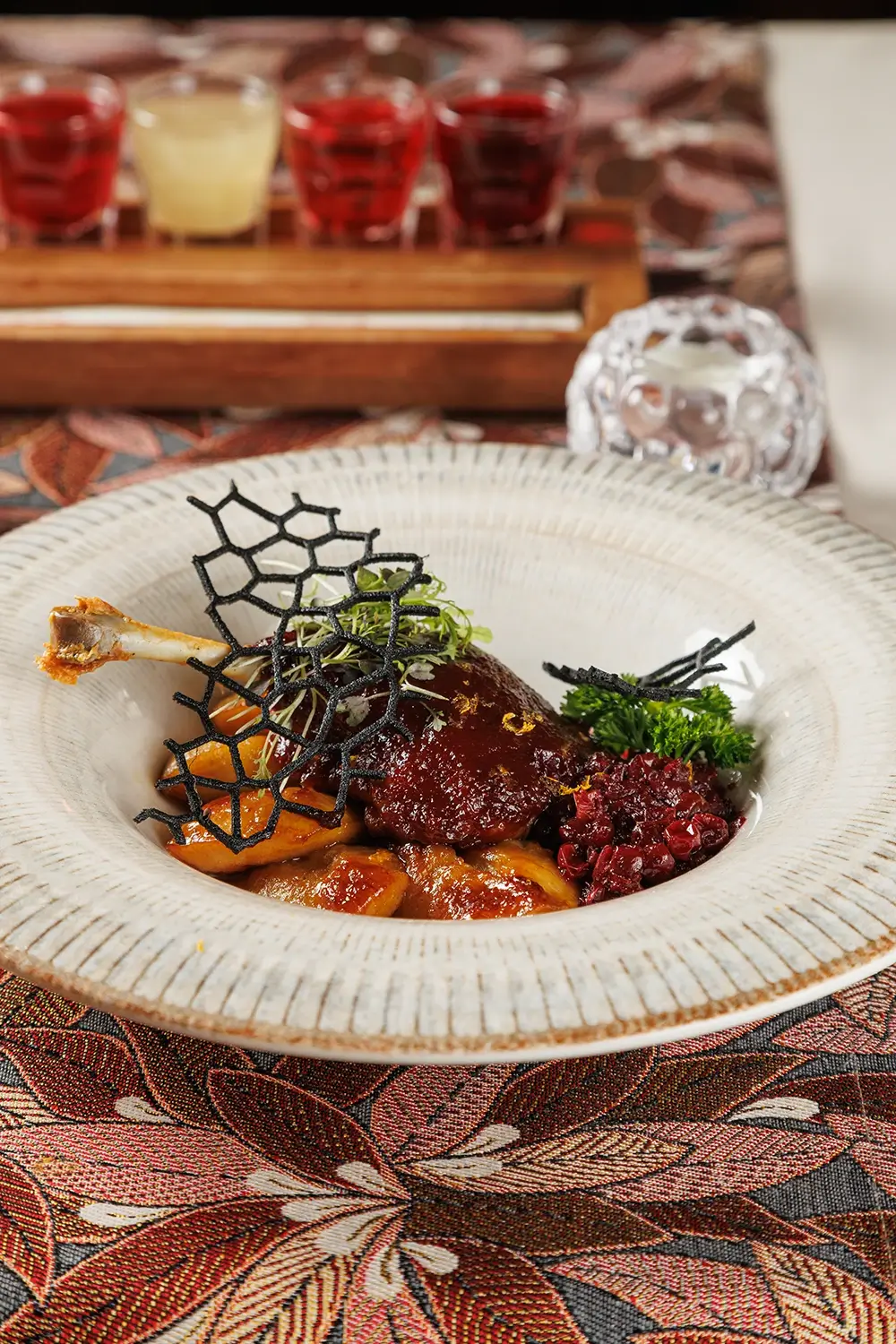 Утиная ножка «Важны Качар» («Важный Селезень») приготовленная по технологии «конфи», с ноткой французского изящества от Ресторана «Кухмистр» Утиная ножка «Важны Качар» («Важный Селезень») приготовленная по технологии «конфи», с ноткой французского изящества от Ресторана «Кухмистр»