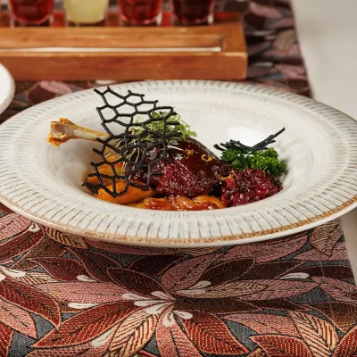 Утиная ножка «Важны Качар» («Важный Селезень») приготовленная по технологии «конфи», с ноткой французского изящества от Ресторана «Кухмистр»