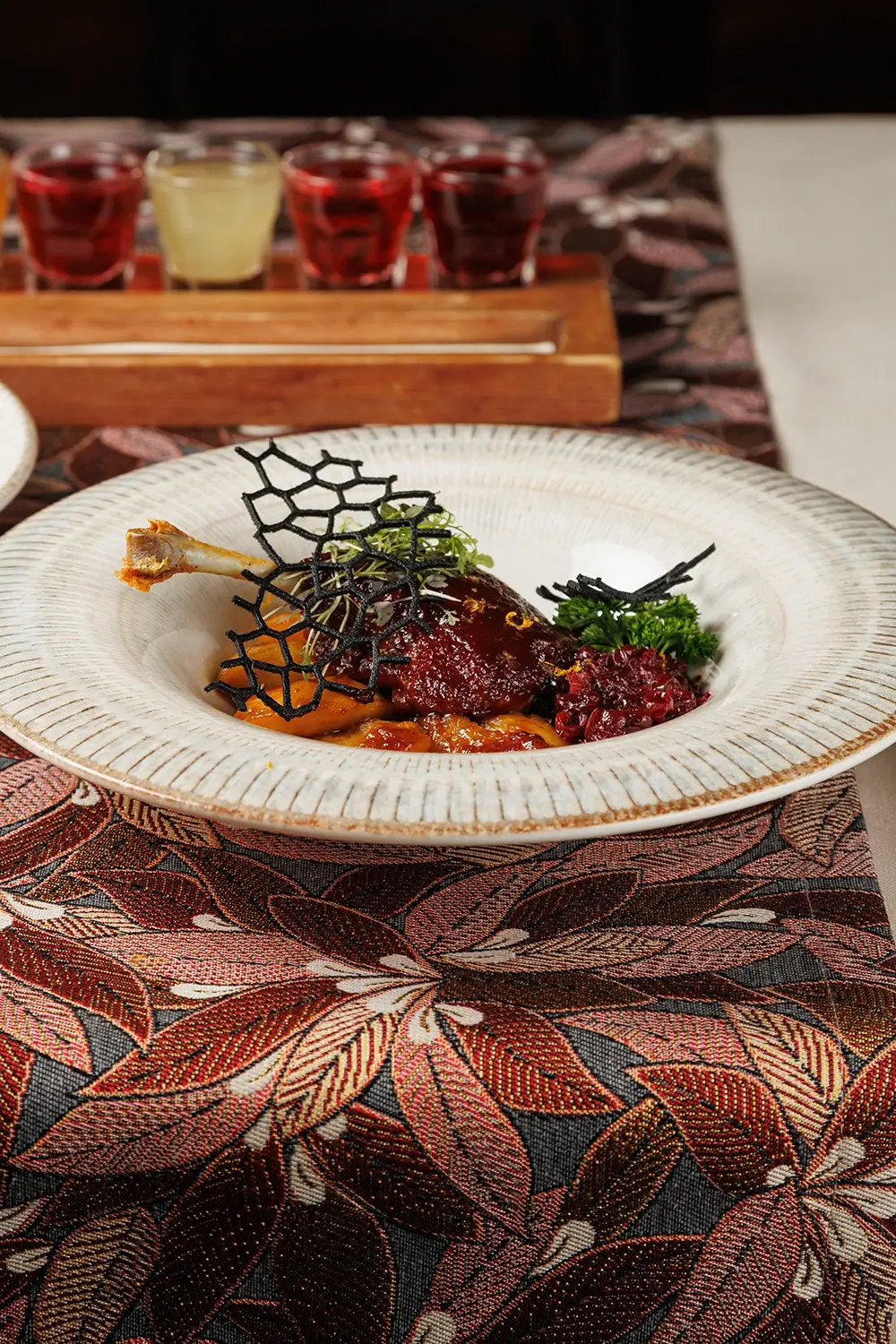 Утиная ножка «Важны Качар» («Важный Селезень») приготовленная по технологии «конфи», с ноткой французского изящества от Ресторана «Кухмистр» Утиная ножка «Важны Качар» («Важный Селезень») приготовленная по технологии «конфи», с ноткой французского изящества от Ресторана «Кухмистр»