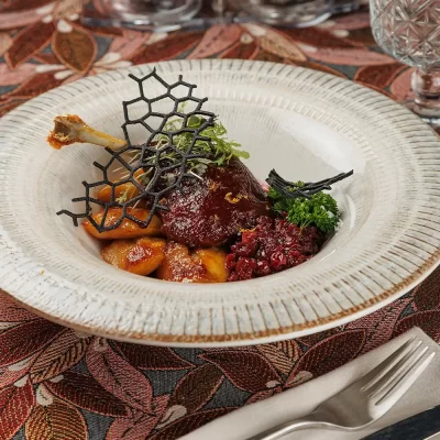 Утиная ножка «Важны Качар» («Важный Селезень») приготовленная по технологии «конфи», с ноткой французского изящества от Ресторана «Кухмистр»