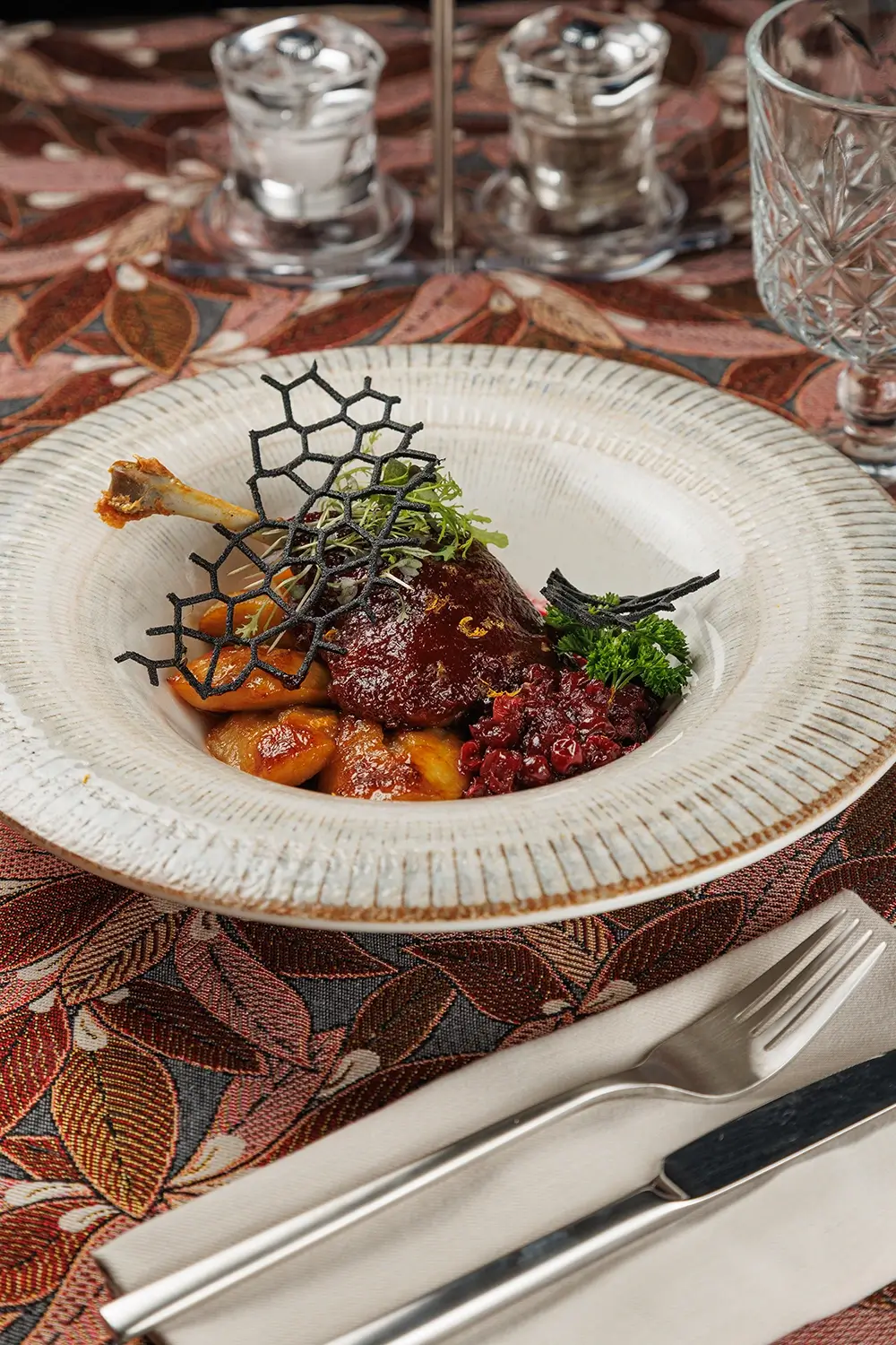 Утиная ножка «Важны Качар» («Важный Селезень») приготовленная по технологии «конфи», с ноткой французского изящества от Ресторана «Кухмистр» Утиная ножка «Важны Качар» («Важный Селезень») приготовленная по технологии «конфи», с ноткой французского изящества от Ресторана «Кухмистр»