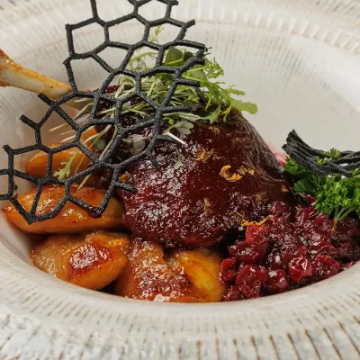 Утиная ножка «Важны Качар» («Важный Селезень») приготовленная по технологии «конфи», с ноткой французского изящества от Ресторана «Кухмистр»