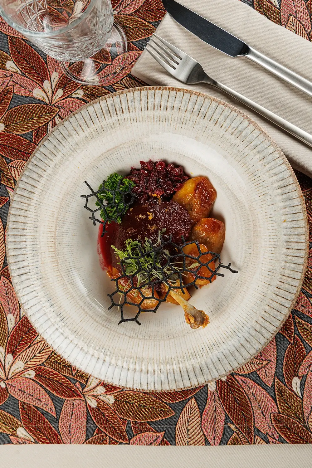 Утиная ножка «Важны Качар» («Важный Селезень») приготовленная по технологии «конфи», с ноткой французского изящества от Ресторана «Кухмистр» Утиная ножка «Важны Качар» («Важный Селезень») приготовленная по технологии «конфи», с ноткой французского изящества от Ресторана «Кухмистр»