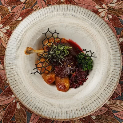 Утиная ножка «Важны Качар» («Важный Селезень») приготовленная по технологии «конфи», с ноткой французского изящества от Ресторана «Кухмистр»