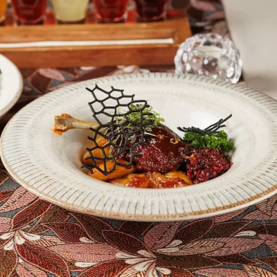 Утиная ножка «Важны Качар» («Важный Селезень») приготовленная по технологии «конфи», с ноткой французского изящества от Ресторана «Кухмистр»