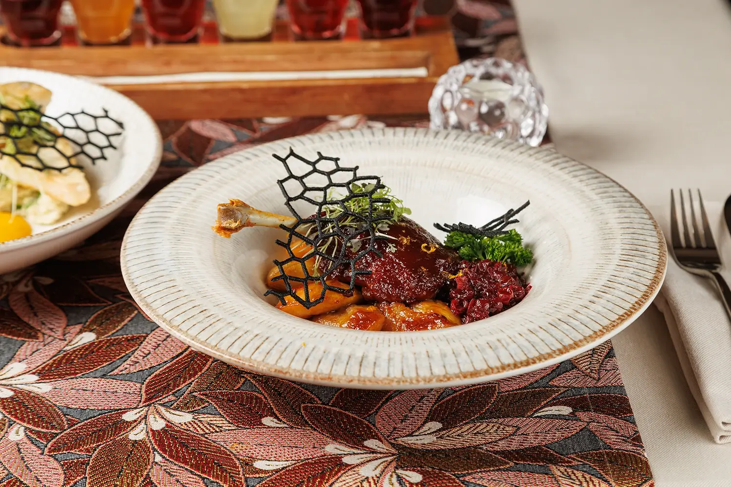 Утиная ножка «Важны Качар» («Важный Селезень») приготовленная по технологии «конфи», с ноткой французского изящества от Ресторана «Кухмистр» Утиная ножка «Важны Качар» («Важный Селезень») приготовленная по технологии «конфи», с ноткой французского изящества от Ресторана «Кухмистр»