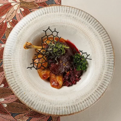 Утиная ножка «Важны Качар» («Важный Селезень») приготовленная по технологии «конфи», с ноткой французского изящества от Ресторана «Кухмистр»