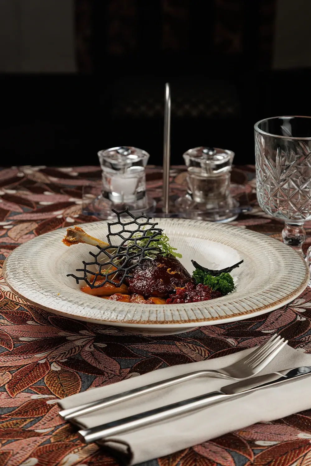 Утиная ножка «Важны Качар» («Важный Селезень») приготовленная по технологии «конфи», с ноткой французского изящества от Ресторана «Кухмистр» Утиная ножка «Важны Качар» («Важный Селезень») приготовленная по технологии «конфи», с ноткой французского изящества от Ресторана «Кухмистр»