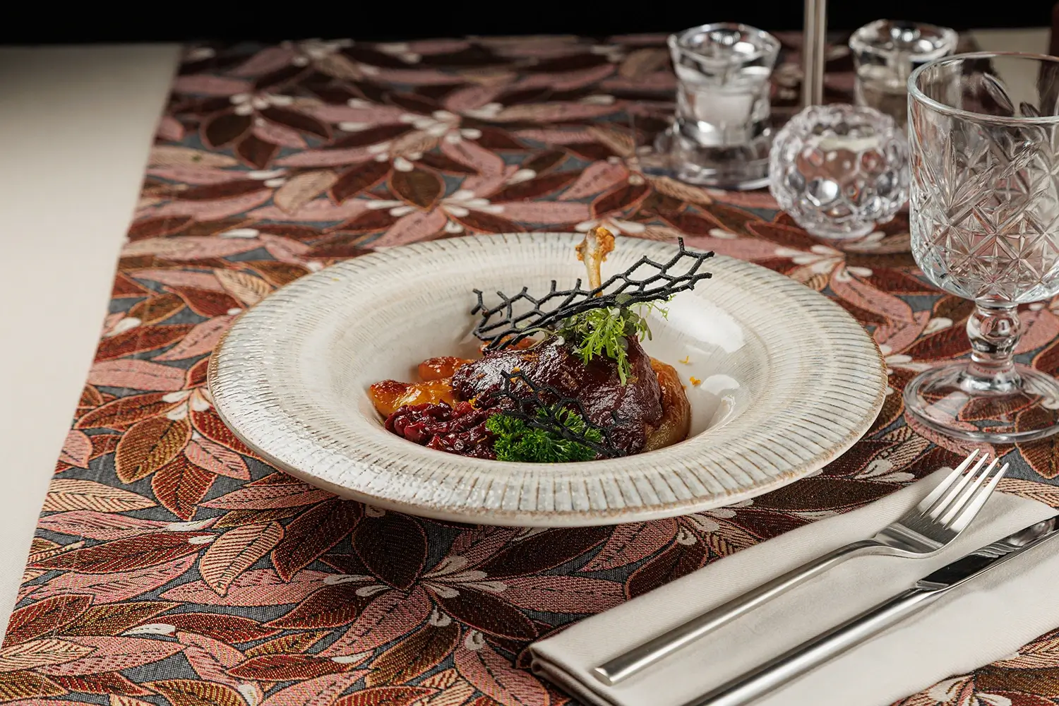 Утиная ножка «Важны Качар» («Важный Селезень») приготовленная по технологии «конфи», с ноткой французского изящества от Ресторана «Кухмистр» Утиная ножка «Важны Качар» («Важный Селезень») приготовленная по технологии «конфи», с ноткой французского изящества от Ресторана «Кухмистр»