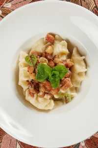 Вареники с картофелем, обжаренным луком и шкварками от Ресторана «Кухмистр»