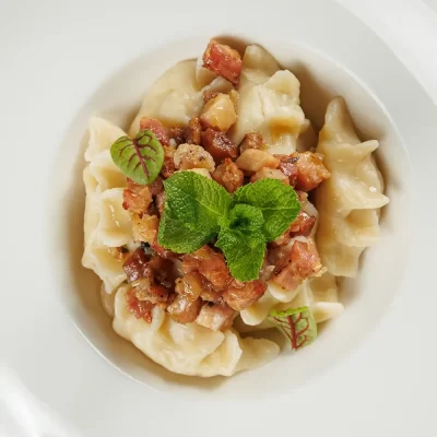 Вареники с картофелем, обжаренным луком и шкварками от Ресторана «Кухмистр»