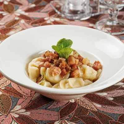 Вареники с картофелем, обжаренным луком и шкварками от Ресторана «Кухмистр»