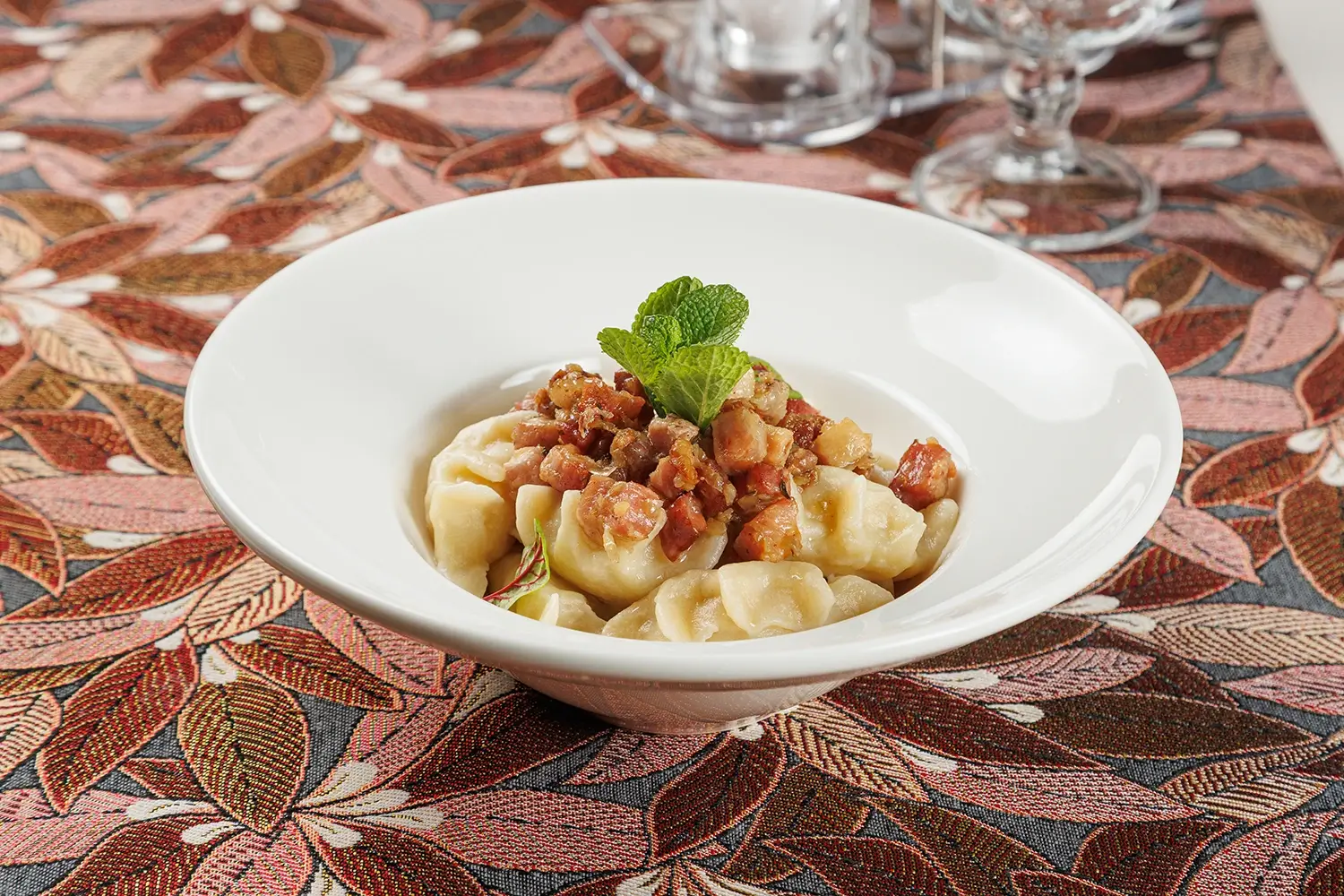 Вареники с картофелем, обжаренным луком и шкварками от Ресторана «Кухмистр»