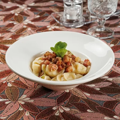 Вареники с картофелем, обжаренным луком и шкварками от Ресторана «Кухмистр»