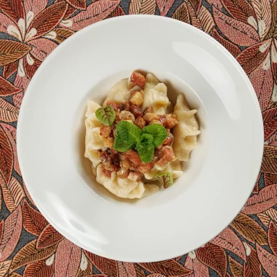 Вареники с картофелем, обжаренным луком и шкварками от Ресторана «Кухмистр»