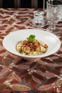 Вареники с картофелем, обжаренным луком и шкварками от Ресторана «Кухмистр»