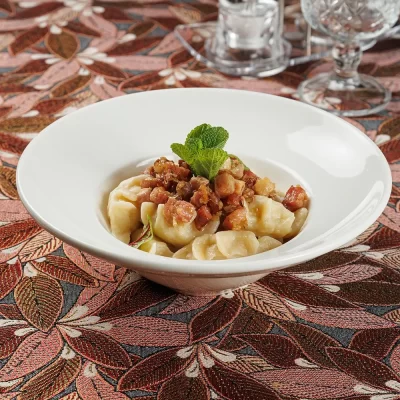 Вареники с картофелем, обжаренным луком и шкварками от Ресторана «Кухмистр»