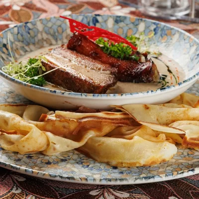 Верещака (густой пряный соус с домашней колбасой и свиными рёбрышками) с мучными блинами от Ресторана «Кухмистр»