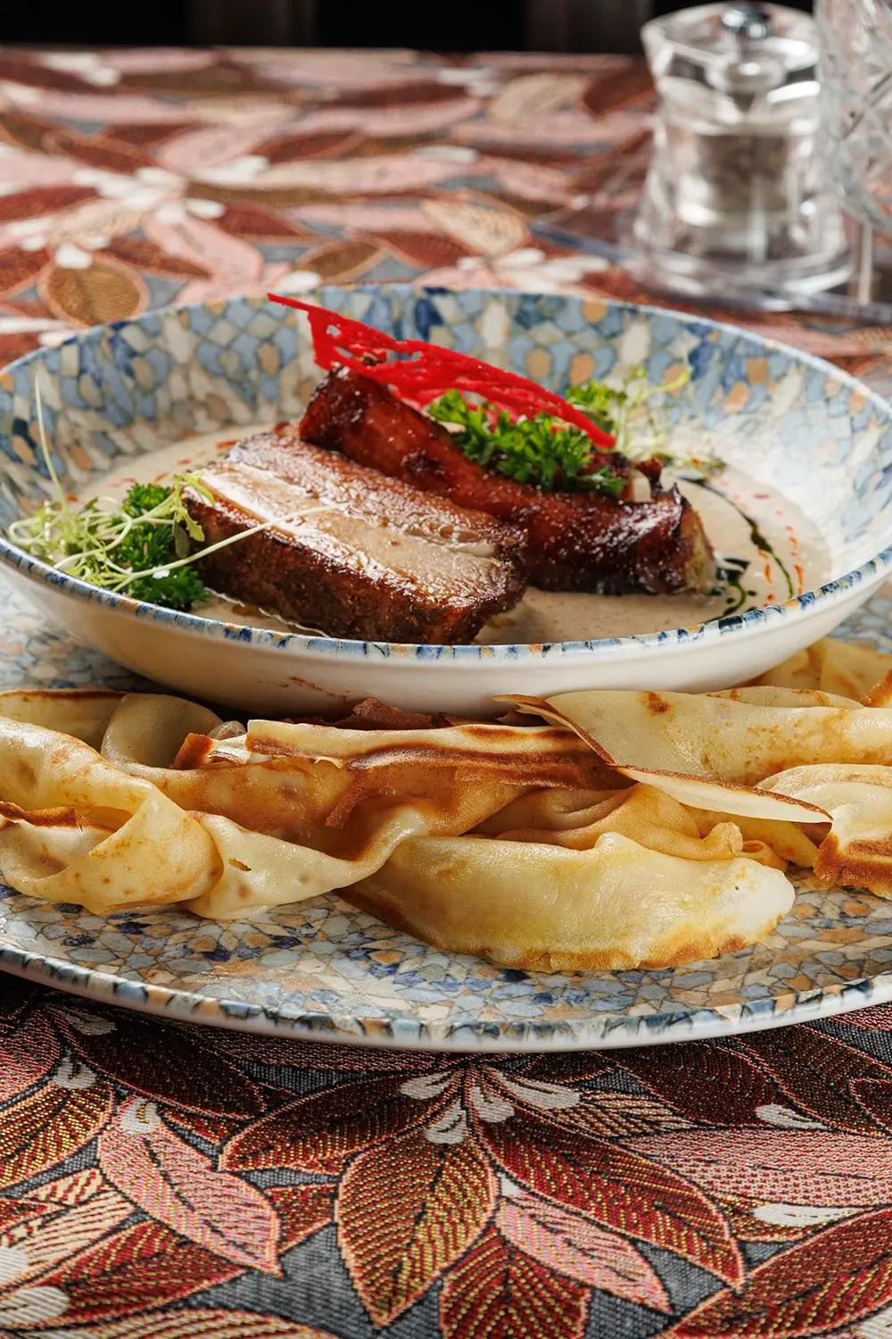 Верещака (густой пряный соус с домашней колбасой и свиными рёбрышками) с мучными блинами от Ресторана «Кухмистр» Верещака (густой пряный соус с домашней колбасой и свиными рёбрышками) с мучными блинами от Ресторана «Кухмистр»