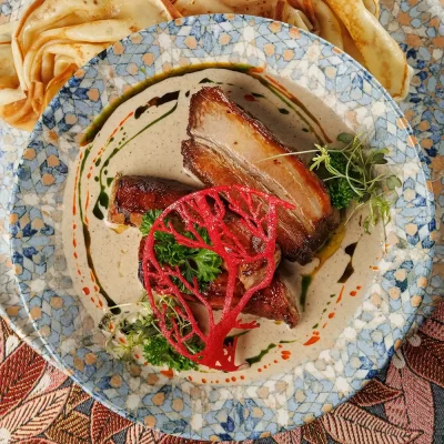 Верещака (густой пряный соус с домашней колбасой и свиными рёбрышками) с мучными блинами от Ресторана «Кухмистр»