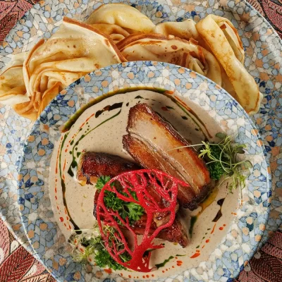 Верещака (густой пряный соус с домашней колбасой и свиными рёбрышками) с мучными блинами от Ресторана «Кухмистр»