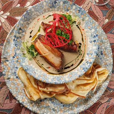 Верещака (густой пряный соус с домашней колбасой и свиными рёбрышками) с мучными блинами от Ресторана «Кухмистр»