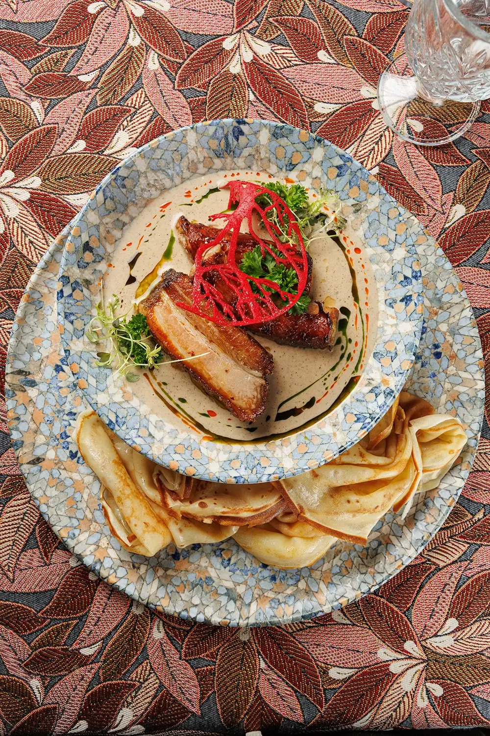 Верещака (густой пряный соус с домашней колбасой и свиными рёбрышками) с мучными блинами от Ресторана «Кухмистр» Верещака (густой пряный соус с домашней колбасой и свиными рёбрышками) с мучными блинами от Ресторана «Кухмистр»