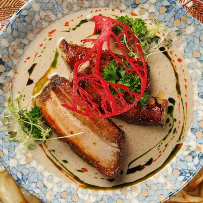 Верещака (густой пряный соус с домашней колбасой и свиными рёбрышками) с мучными блинами от Ресторана «Кухмистр»