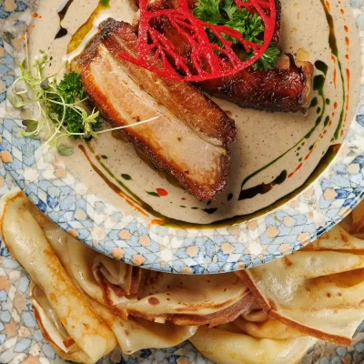 Верещака (густой пряный соус с домашней колбасой и свиными рёбрышками) с мучными блинами от Ресторана «Кухмистр»