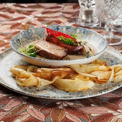 Верещака (густой пряный соус с домашней колбасой и свиными рёбрышками) с мучными блинами от Ресторана «Кухмистр»