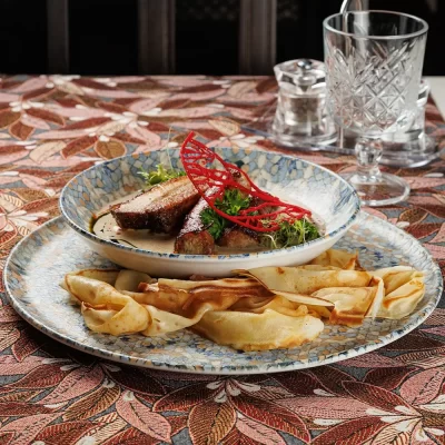 Верещака (густой пряный соус с домашней колбасой и свиными рёбрышками) с мучными блинами от Ресторана «Кухмистр»