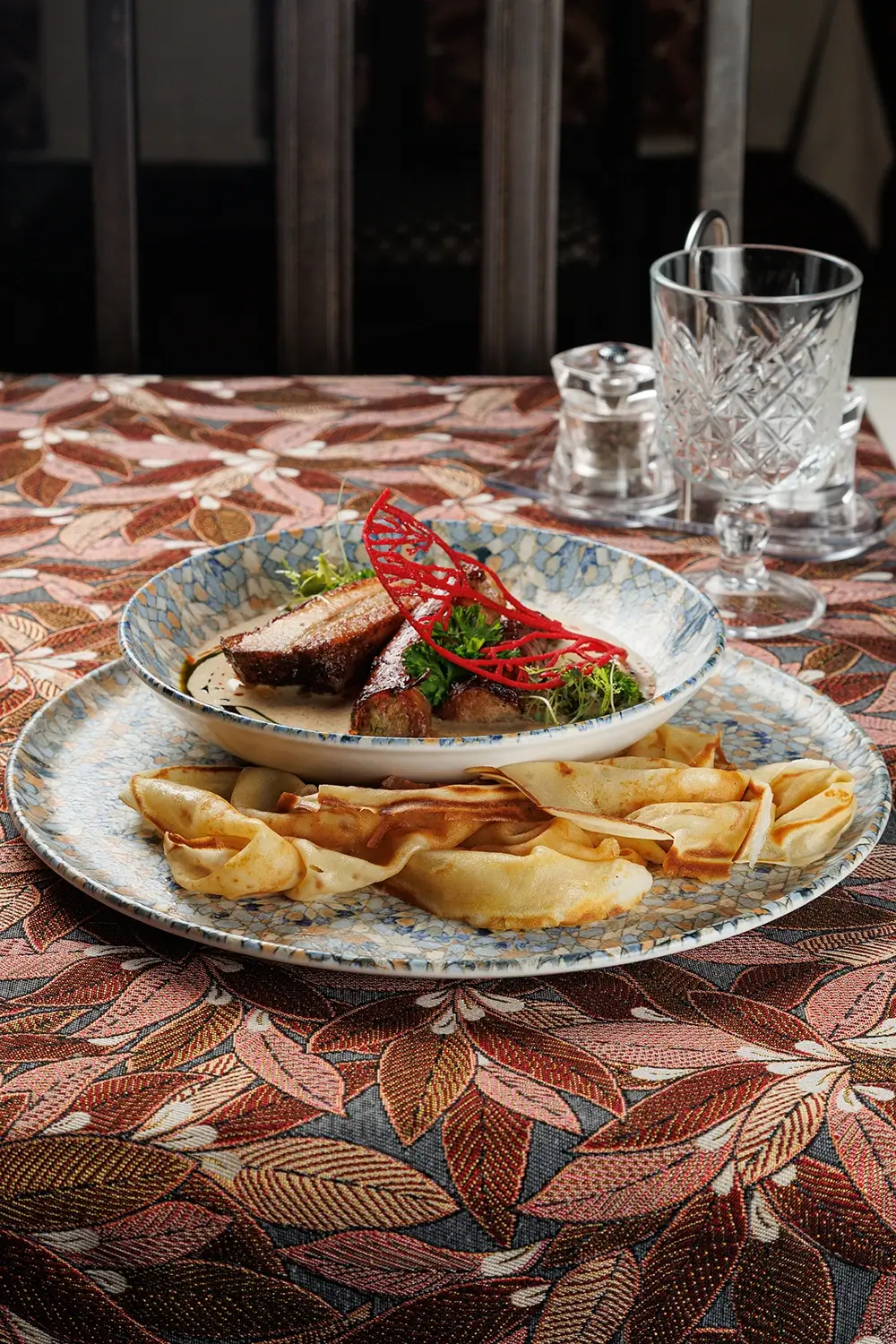 Верещака (густой пряный соус с домашней колбасой и свиными рёбрышками) с мучными блинами от Ресторана «Кухмистр» Верещака (густой пряный соус с домашней колбасой и свиными рёбрышками) с мучными блинами от Ресторана «Кухмистр»