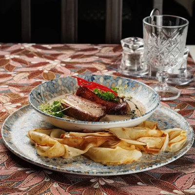 Верещака (густой пряный соус с домашней колбасой и свиными рёбрышками) с мучными блинами от Ресторана «Кухмистр»