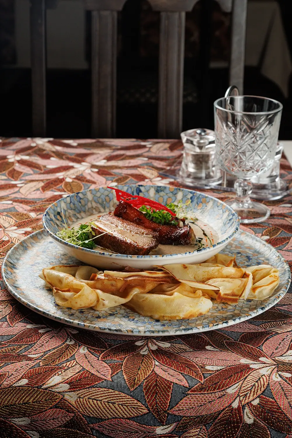 Верещака (густой пряный соус с домашней колбасой и свиными рёбрышками) с мучными блинами от Ресторана «Кухмистр» Верещака (густой пряный соус с домашней колбасой и свиными рёбрышками) с мучными блинами от Ресторана «Кухмистр»