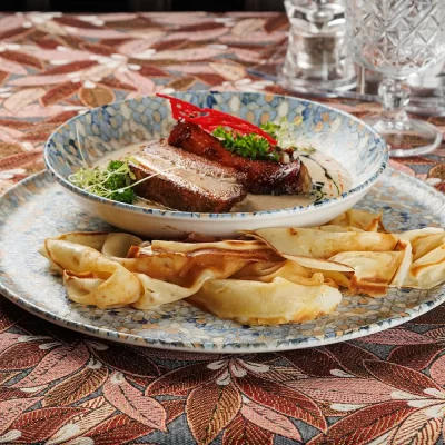 Верещака (густой пряный соус с домашней колбасой и свиными рёбрышками) с мучными блинами от Ресторана «Кухмистр»