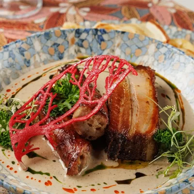 Верещака (густой пряный соус с домашней колбасой и свиными рёбрышками) с мучными блинами от Ресторана «Кухмистр»