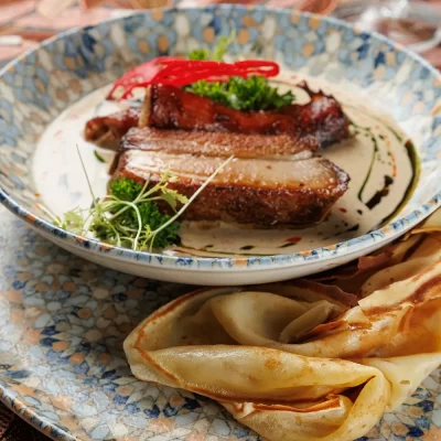 Верещака (густой пряный соус с домашней колбасой и свиными рёбрышками) с мучными блинами от Ресторана «Кухмистр»